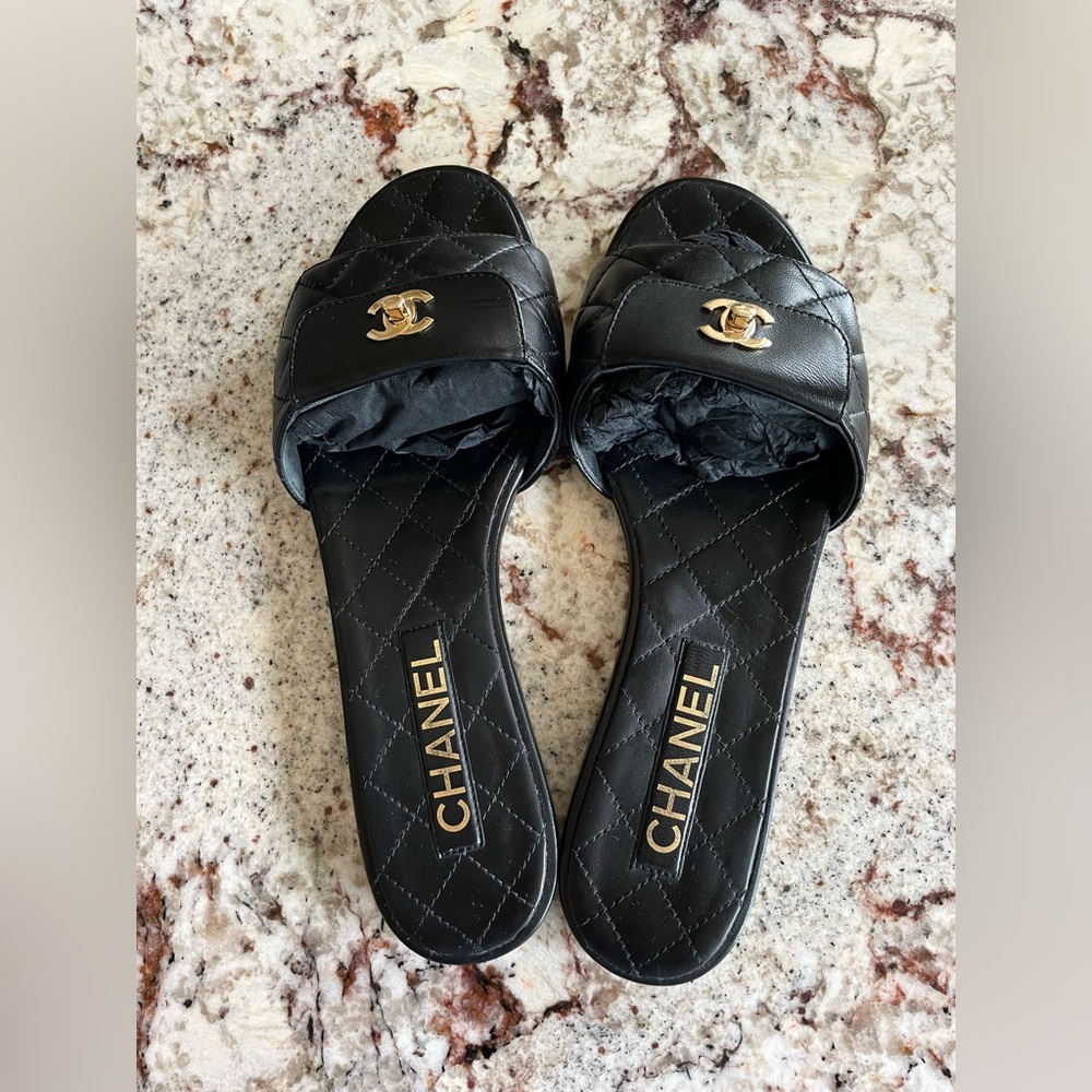 Chanel Turnlock Quilted Black Slides - Size EU 39 / US 8 - Excellent condition - Picture 8 of 16